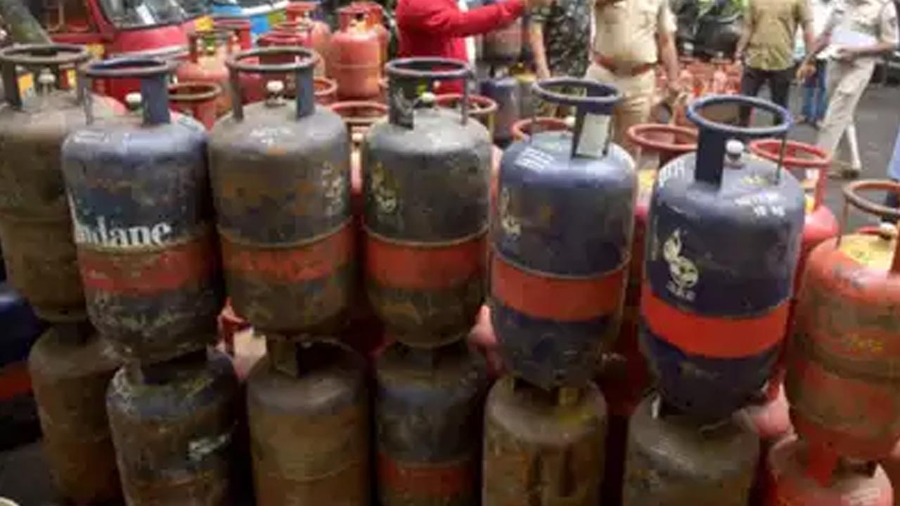LPG Cylinder Price | తగ్గిన గ్యాస్‌ సిలిండర్‌ ధరలు.. ఎంతంటే?