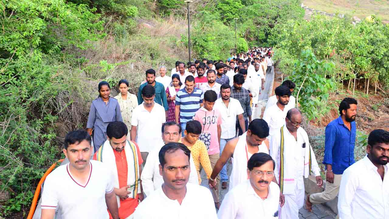 Yadagirigutta | యాదగిరిగుట్టలో గిరి ప్రదక్షిణ.. పెద్ద సంఖ్యలో పాల్గొన్న భక్తులు