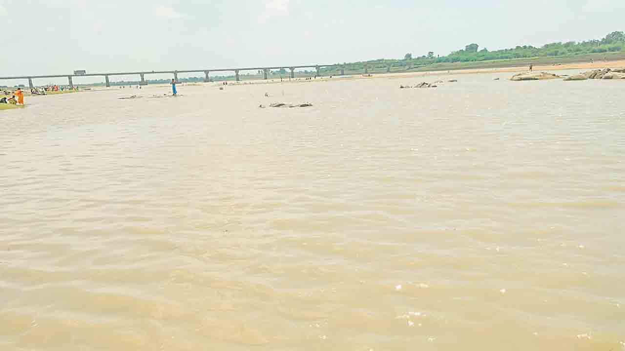 గోదావరికి జలకళ