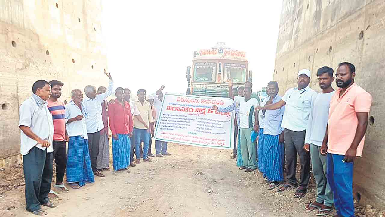 మట్టి తరలింపును ఆపండి.. చెరువును కాపాడండి