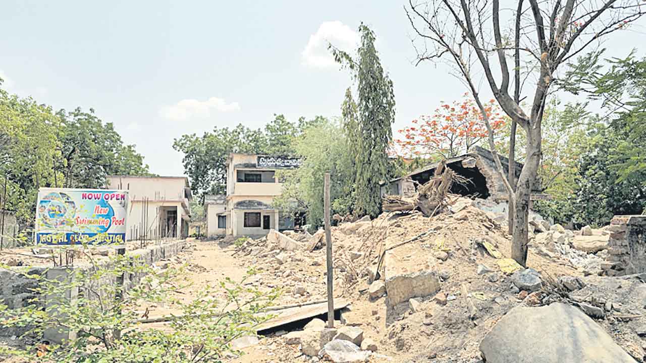 స్కూల్‌ ఇలా.. చదువులెలా..?