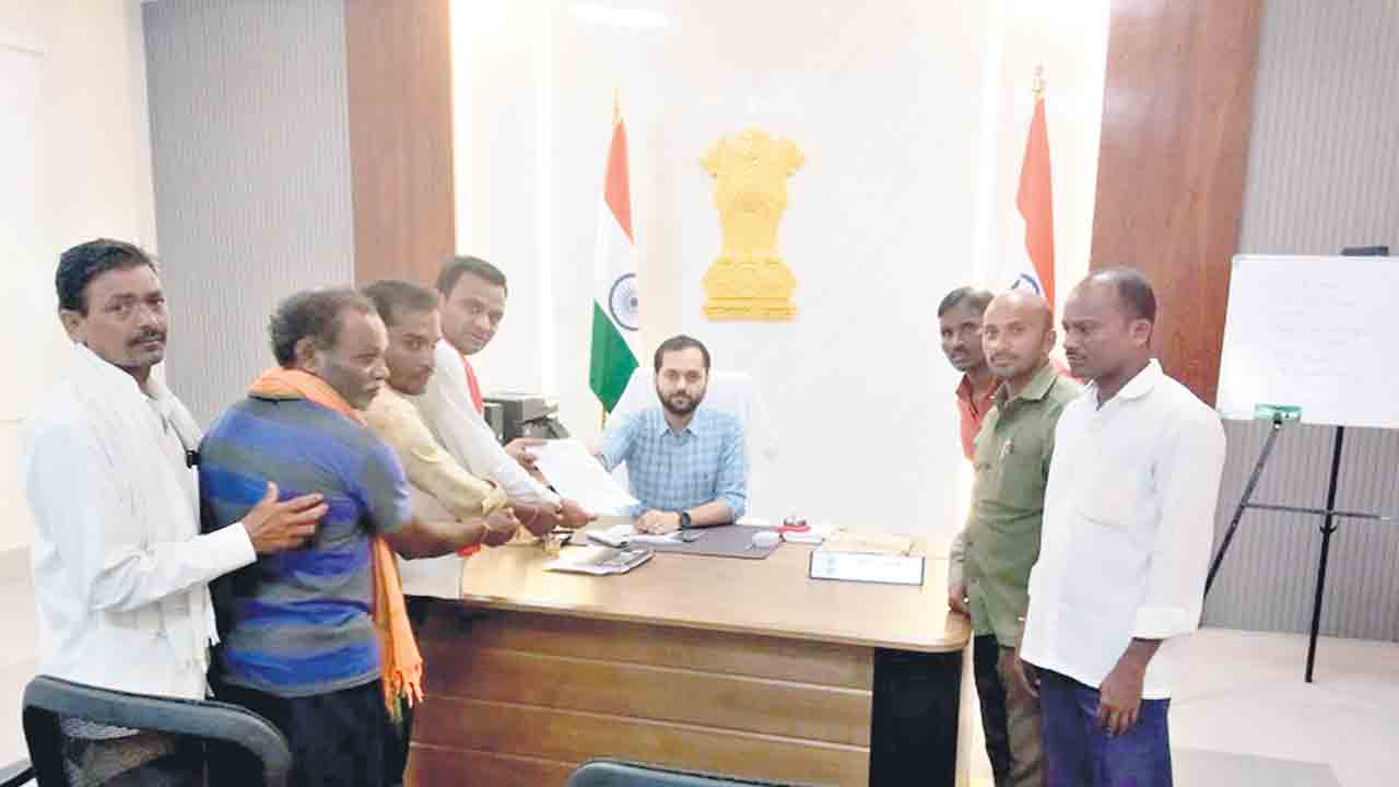 పెండింగ్‌ వేతనాలు చెల్లించాలి