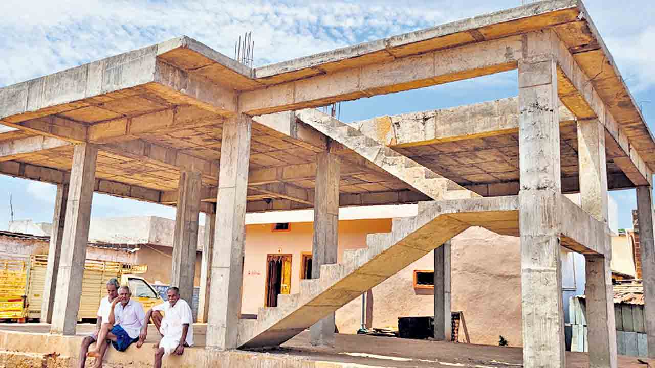 పంచాయతీల భవనాలు పూర్తయ్యేనా..