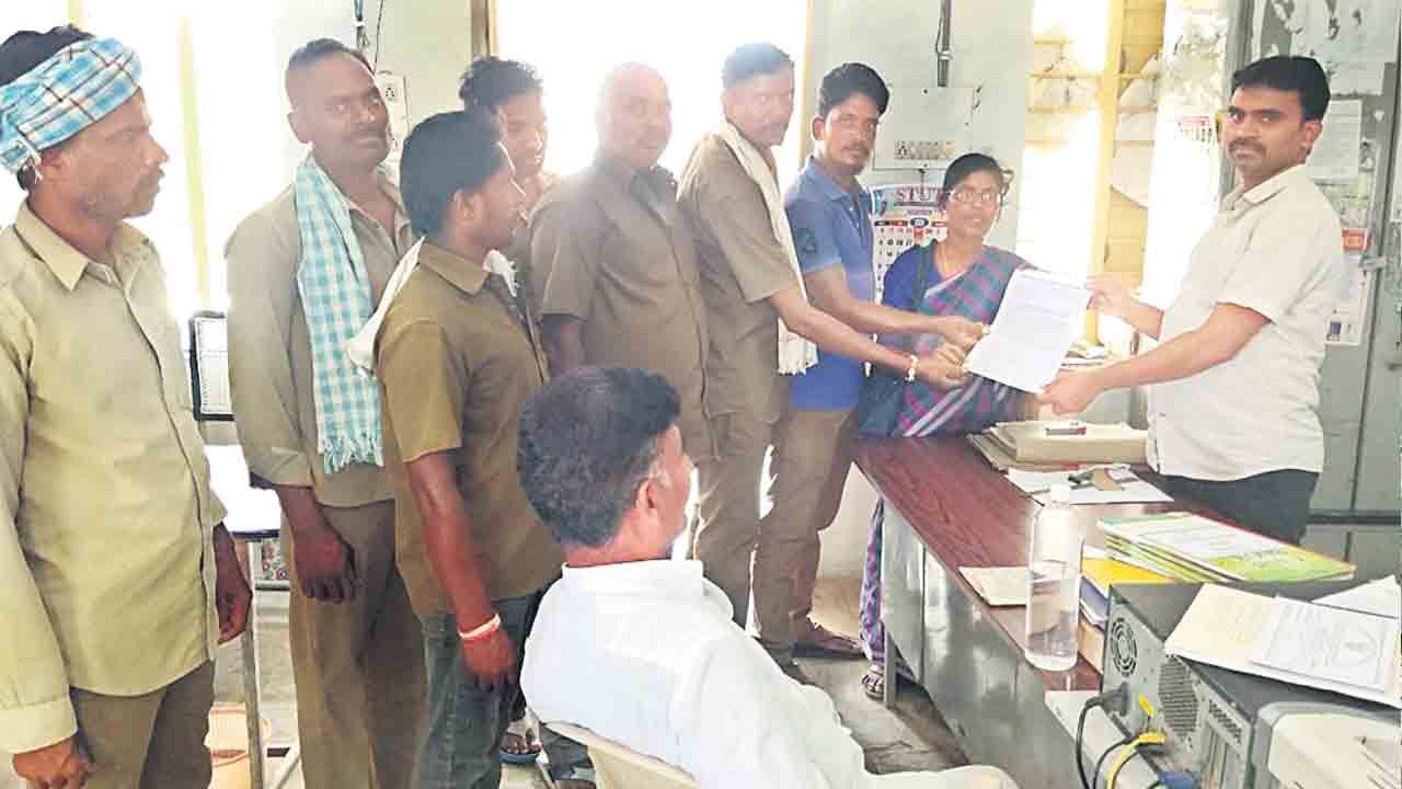 వేతనాలు అందక పస్తులుంటున్నాం