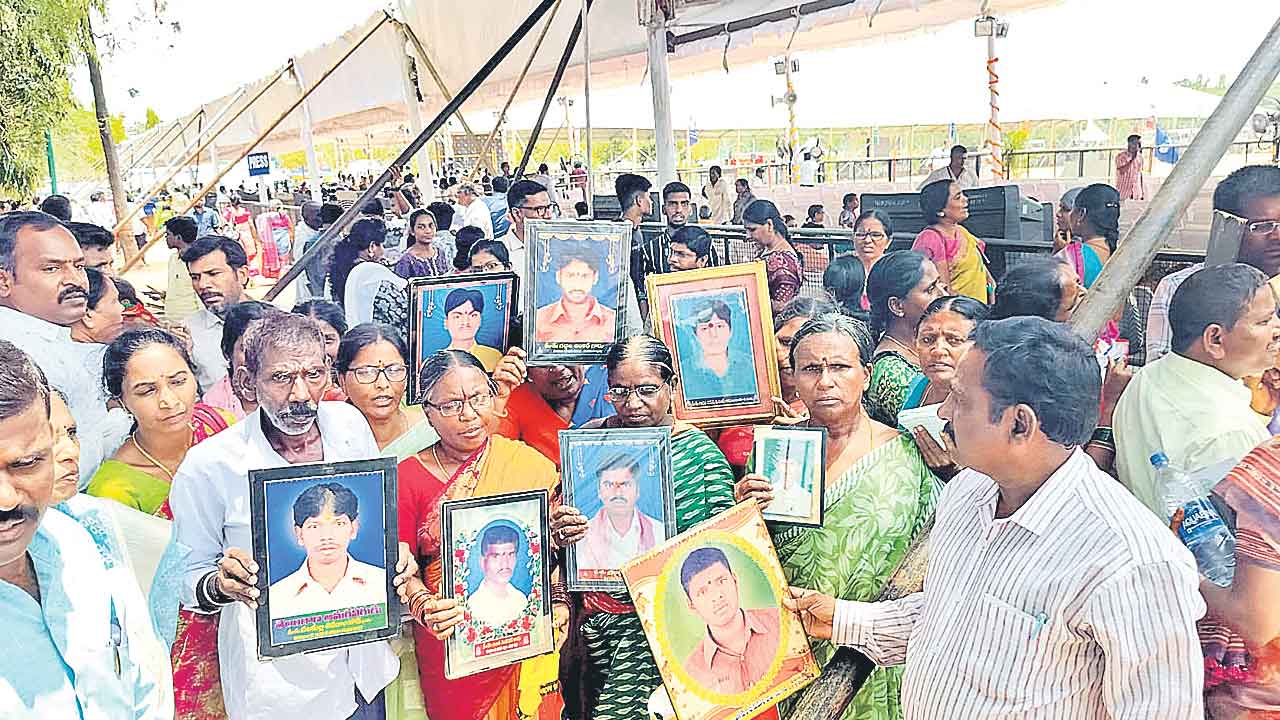 ఉత్సవాల్లో ఉద్యమకారులేరి?