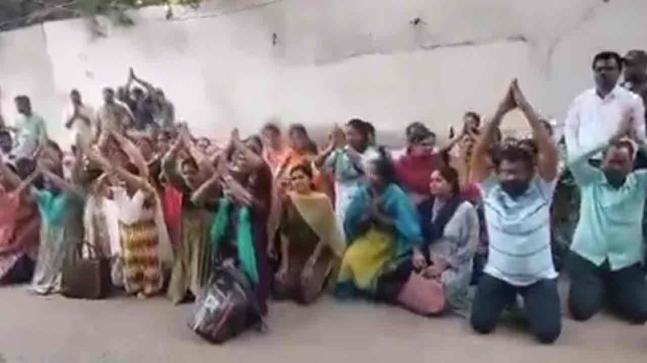 Gurukul Aspirants | సీఎం రేవంత్‌ రెడ్డి ఇంటి వద్ద గురుకుల అభ్యర్థుల నిరసన