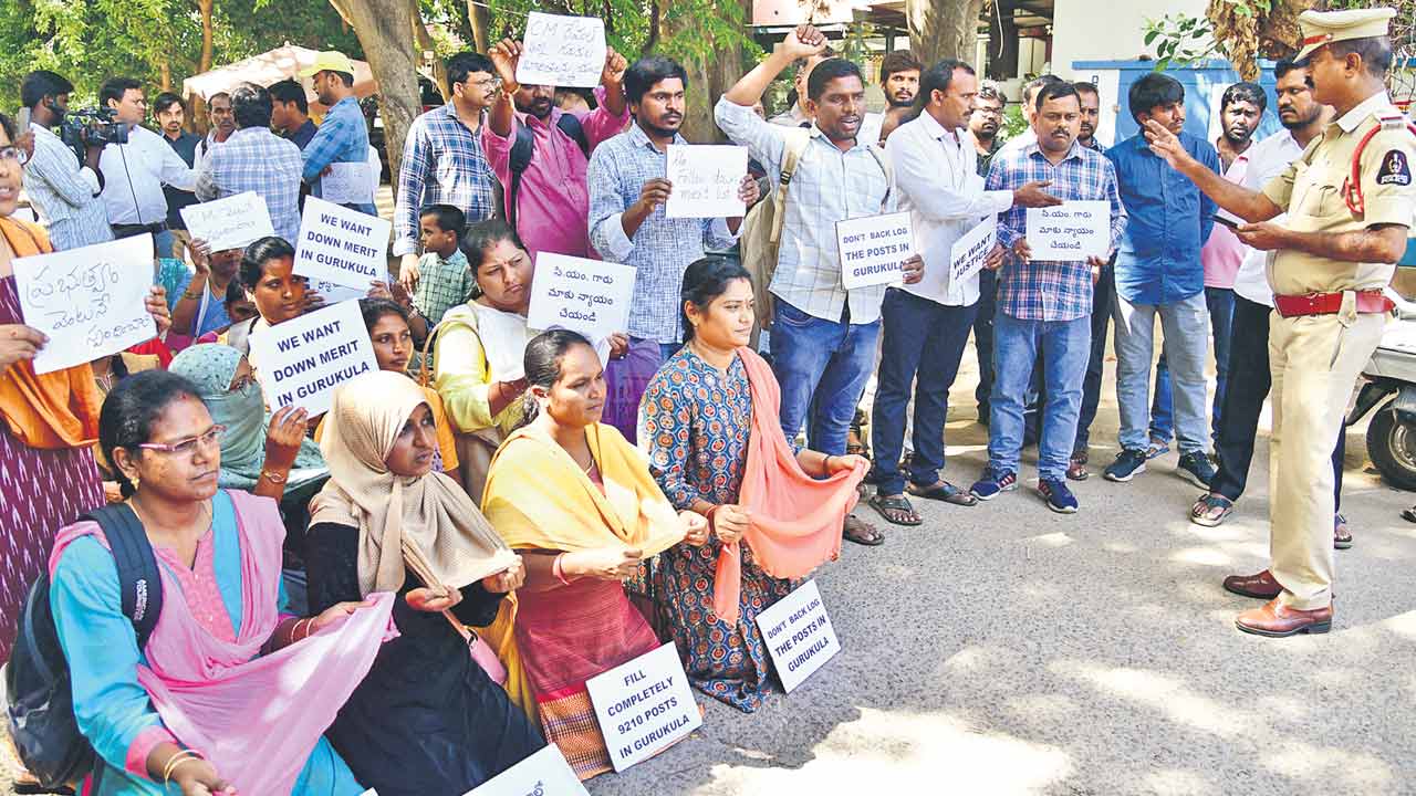 Telangana | సర్కారుపై గురుకుల అభ్యర్థుల ఫైర్‌.. సీఎం ఇంటి ముట్టడి ఉద్రిక్తం