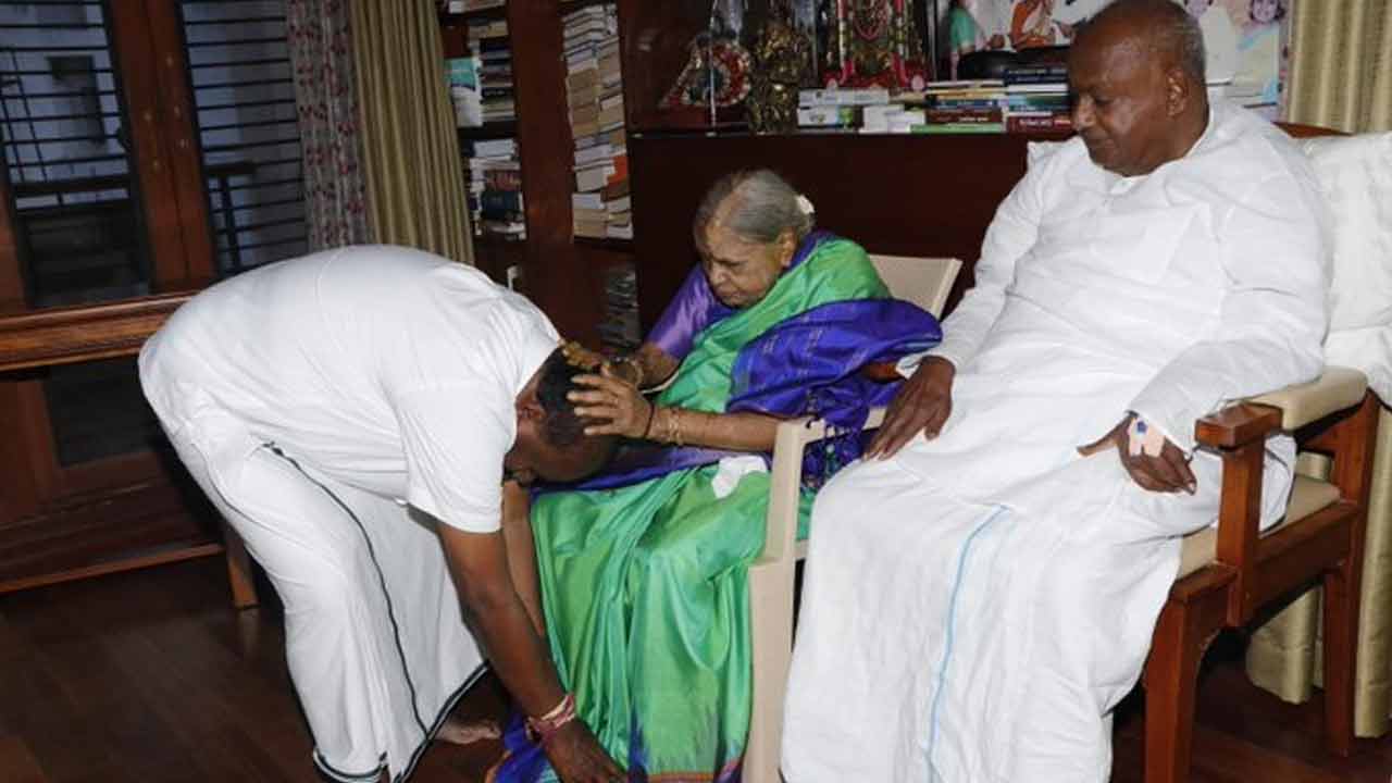 HD Kumaraswamy | కేంద్రమంత్రి అయ్యాక తల్లిదండ్రుల ఆశీర్వాదం తీసుకున్న కుమారస్వామి