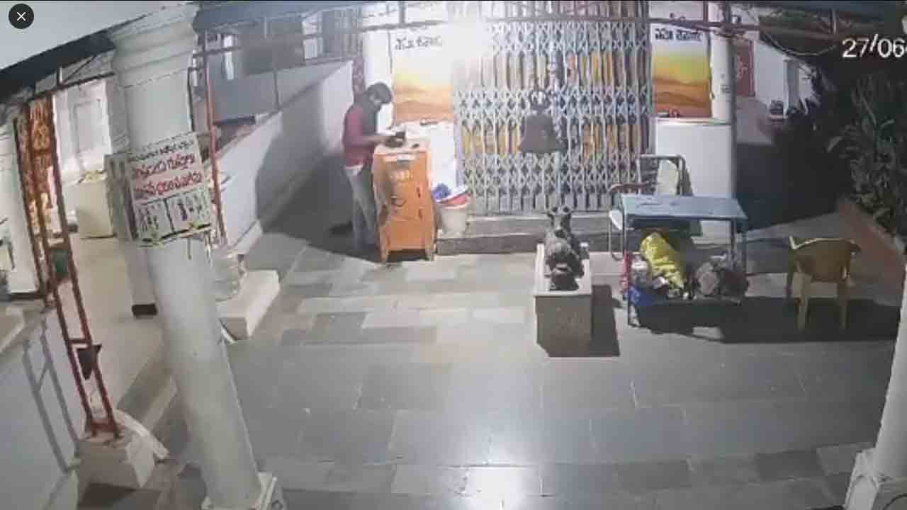 Hanuman Temple | హనుమాన్‌ ఆలయంలో చోరీ.. కట్టర్‌తో హుండీ పగలగొట్టి..