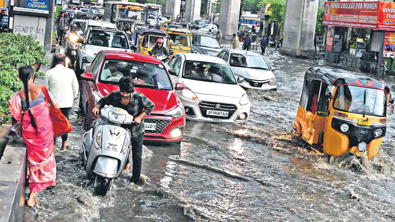 కుండపోత వర్షం.. విద్యుత్‌ వ్యవస్థ అస్తవ్యస్తం