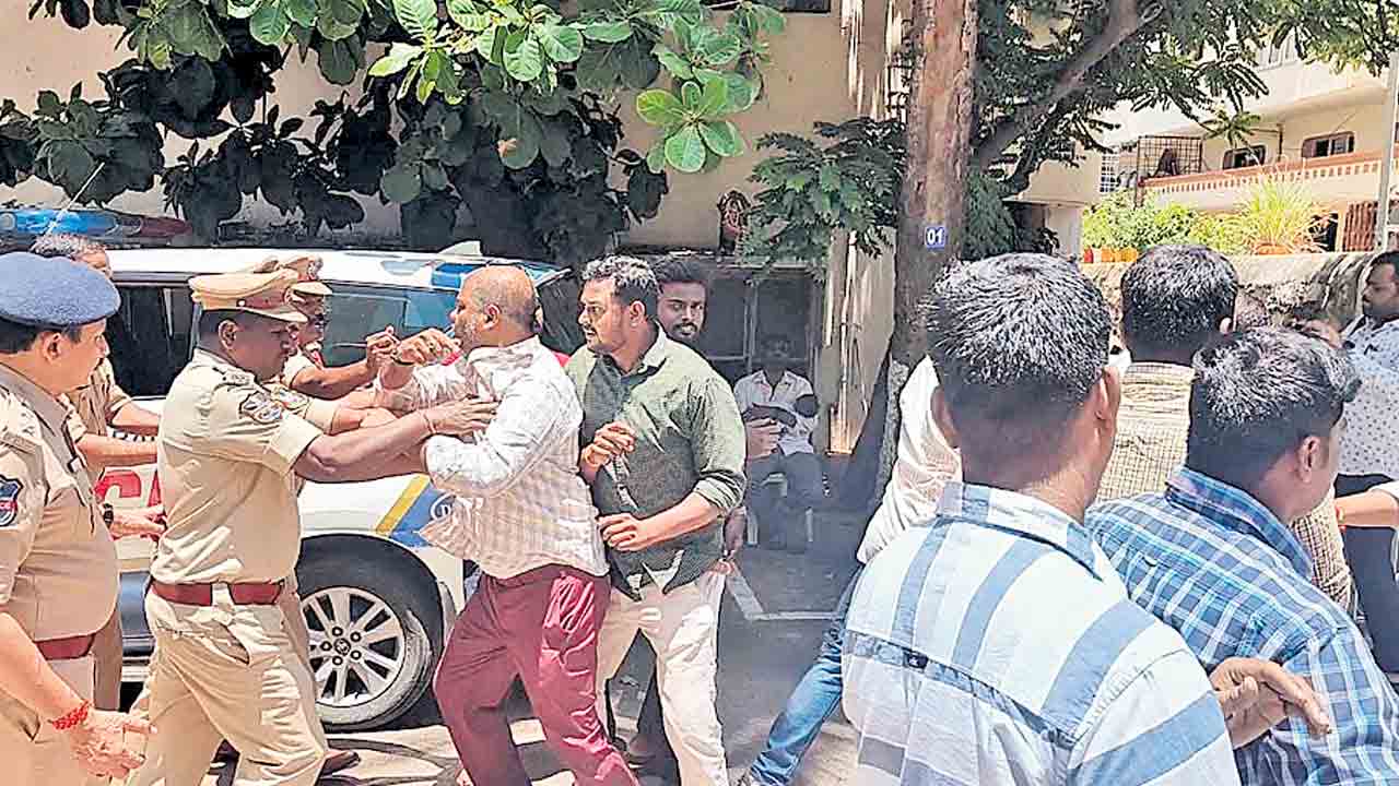 TGPSC | అధికారుల నిర్లక్ష్యం.. హాస్టల్‌ వెల్ఫేర్‌ ఆఫీసర్‌ పరీక్ష 2.30గంటల ఆలస్యం