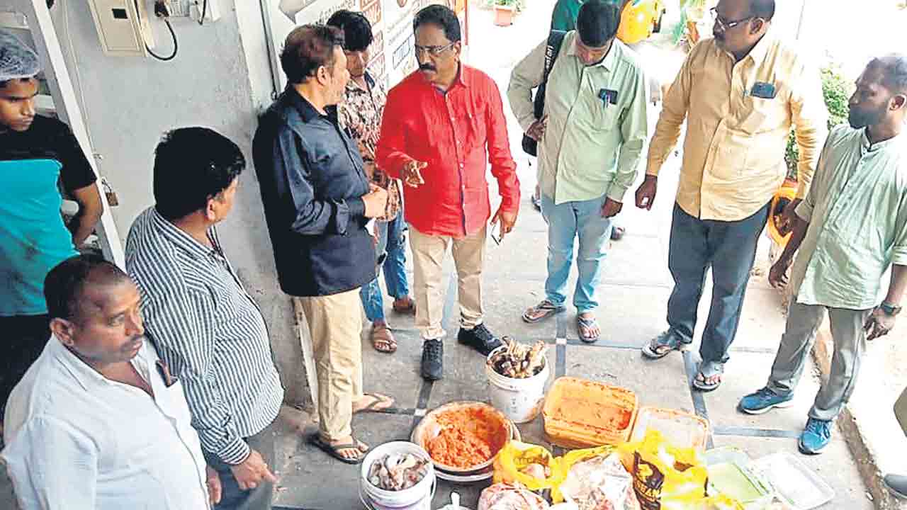 Shamshabad | హోటళ్లలో ఫుడ్‌ కంపు.. నాసిరకంగా ఆహార పదార్థాలు
