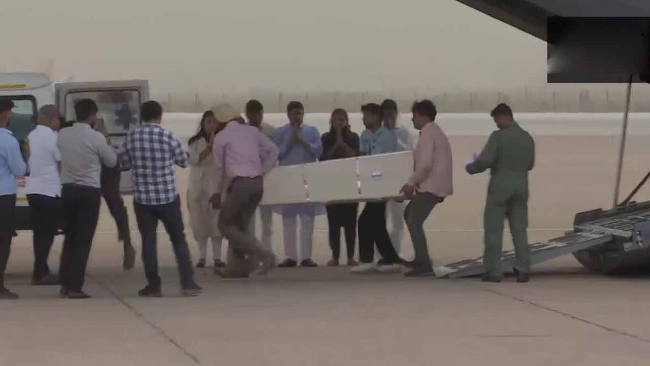 Kuwait fire accident | ‘కువైట్‌’ మృతులతో ఢిల్లీకి చేరుకున్న ఇండియన్‌ ఎయిర్‌ఫోర్స్‌ విమానం.. Video