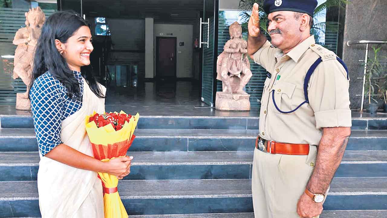 IAS Uma Harathi | టీజీపీఏలో అరుదైన ఘటన.. కూతురికి తండ్రి సెల్యూట్‌!