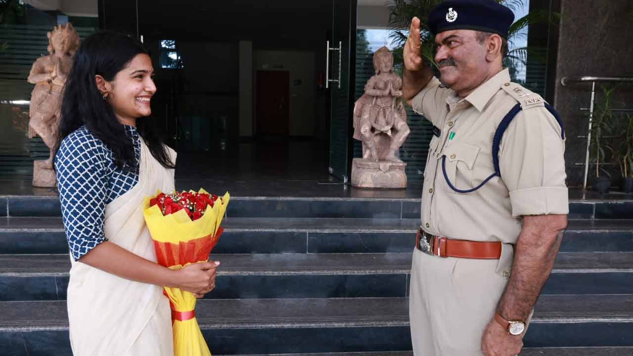 IAS daughter | ఐఏఎస్‌ అధికారిణిగా పోలీస్‌ అకాడమీకి కుమార్తె.. సెల్యూట్‌ చేసి స్వాగతించిన ఐపీఎస్‌ తండ్రి..!