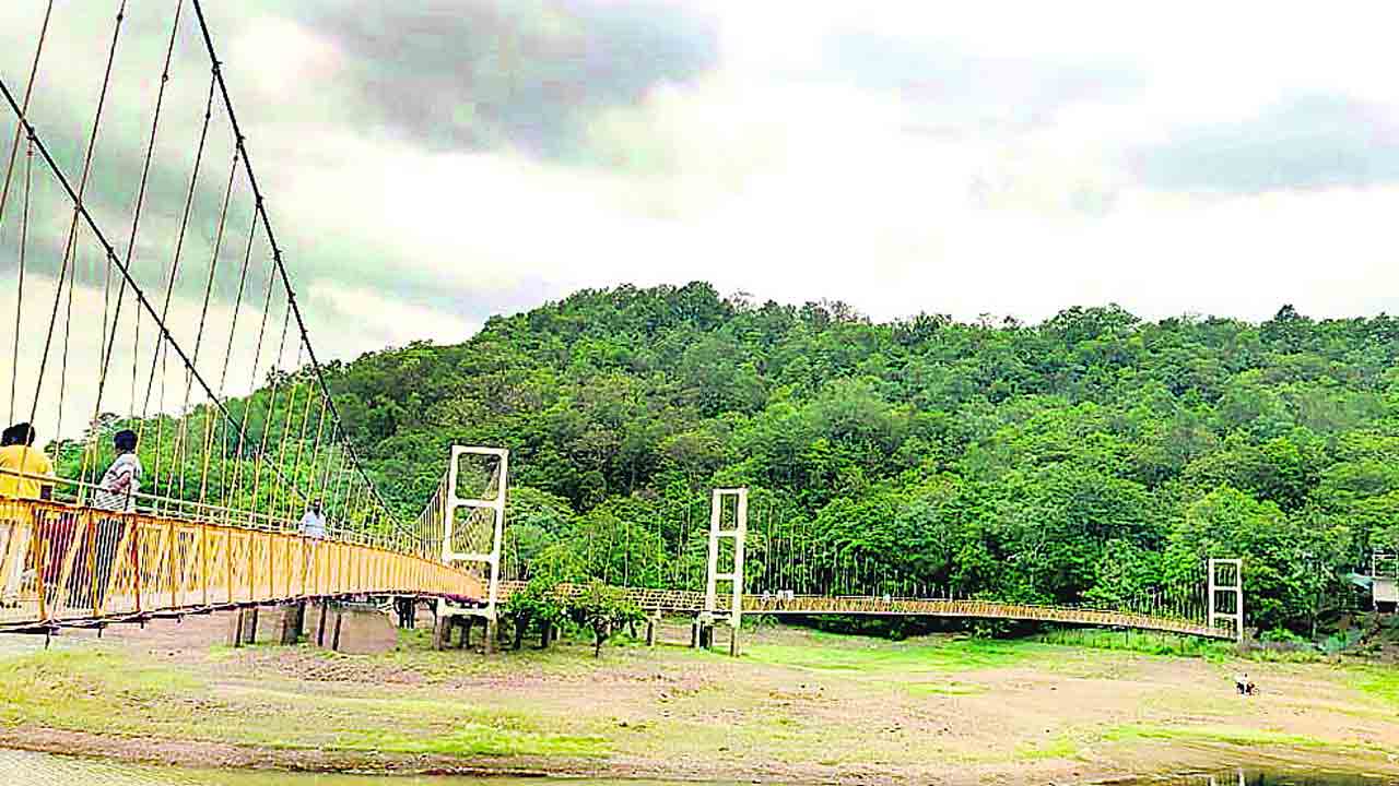 లక్నవరంలో బోటు షికారు బంద్‌