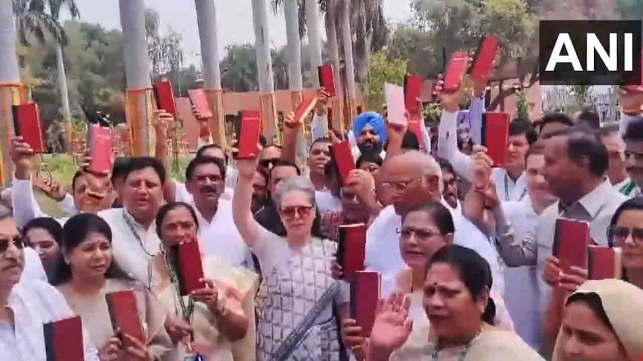 INDIA bloc | ప్రొటెం స్పీకర్‌ ఎన్నికకు నిరసనగా.. రాజ్యాంగ ప్రతితో పార్లమెంట్‌కు చేరుకున్న ఇండియా కూటమి ఎంపీలు