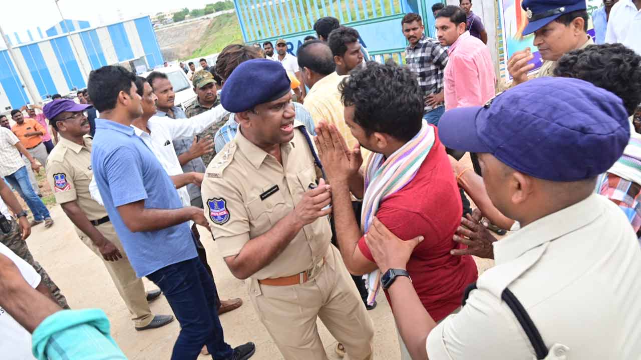 మంత్రులకు నిరసన సెగ