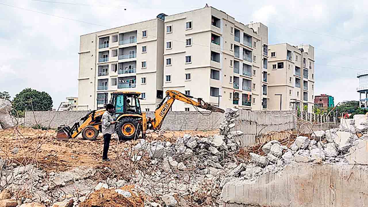 తుమార్‌ చెరువు ఆక్రమణల కూల్చివేత