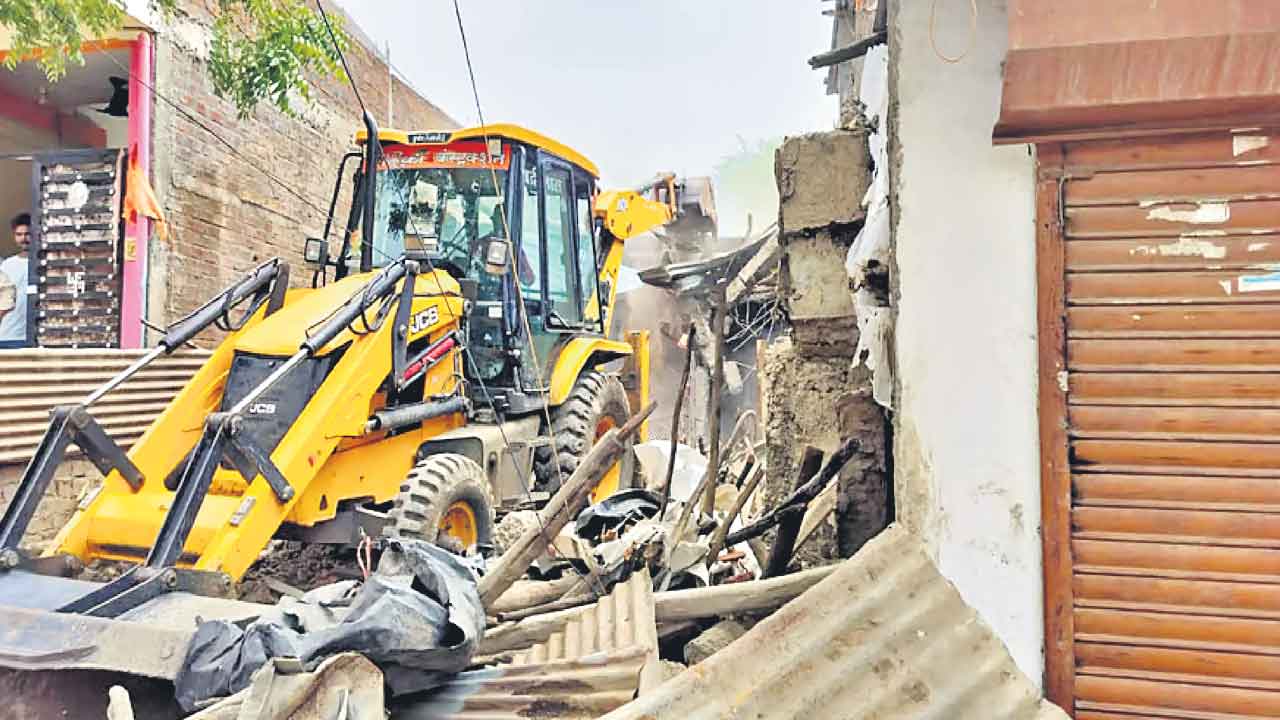 గిరిజన మహిళపై గ్యాంగ్‌ రేప్‌