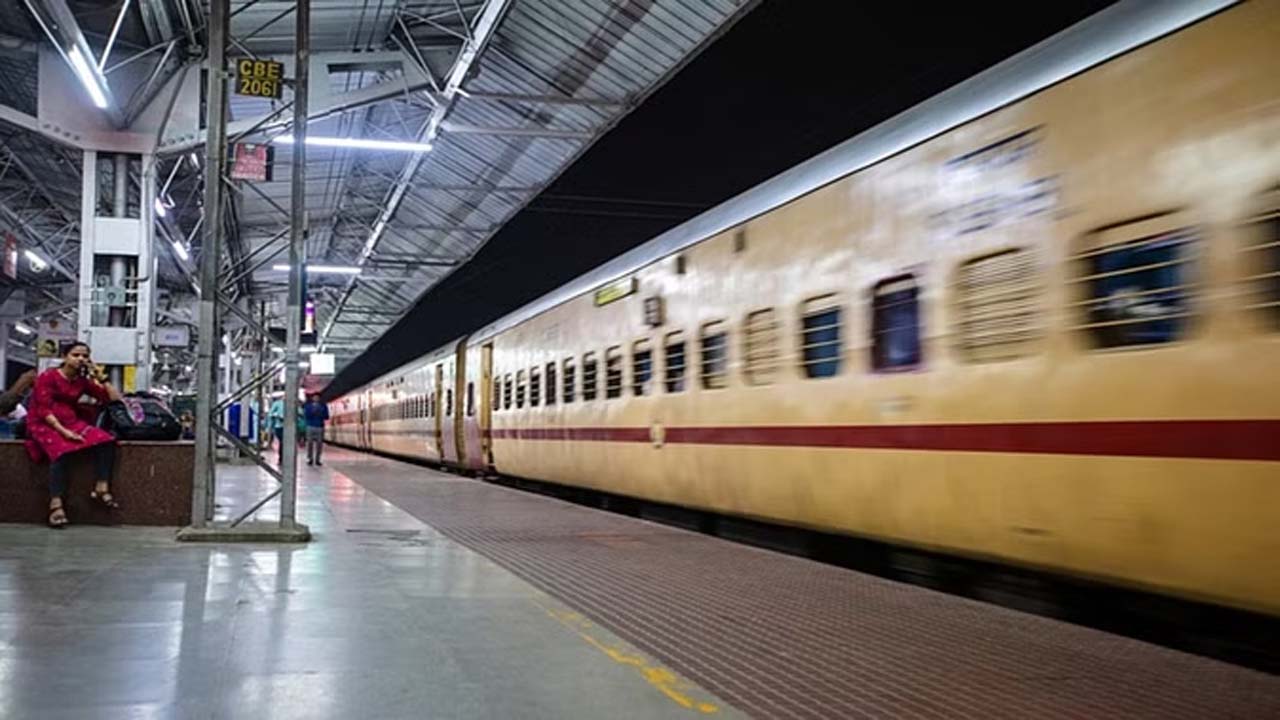 Railway | విధుల్లో రైల్వే నిర్లక్ష్యం.. మహిళకు రైల్వే రూ.లక్ష పరిహారం..! అసలు కథేంటంటే..?