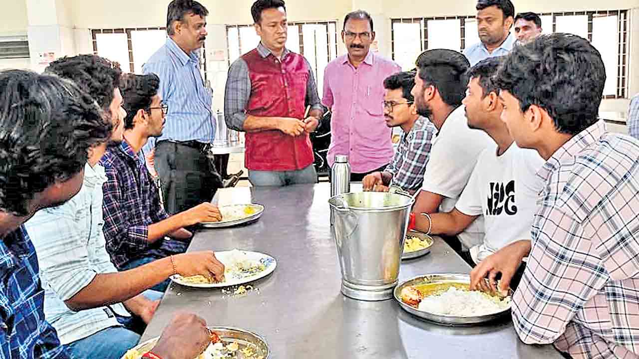 JNTU | హాస్టల్‌లో ఆహారం పరిశుభ్రంగా ఉండాలి: జేఎన్టీయూ రిజిస్ట్రార్‌
