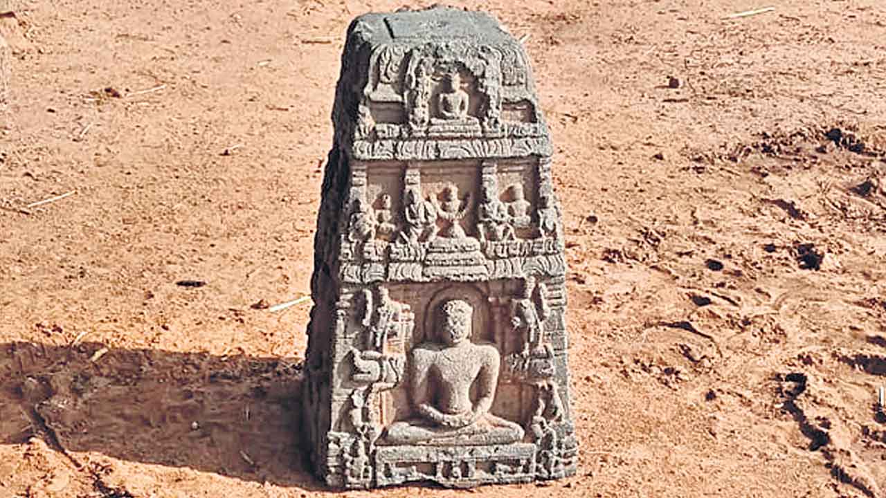 బైరాన్‌పల్లిలో జైన చౌముఖి శిల్పం