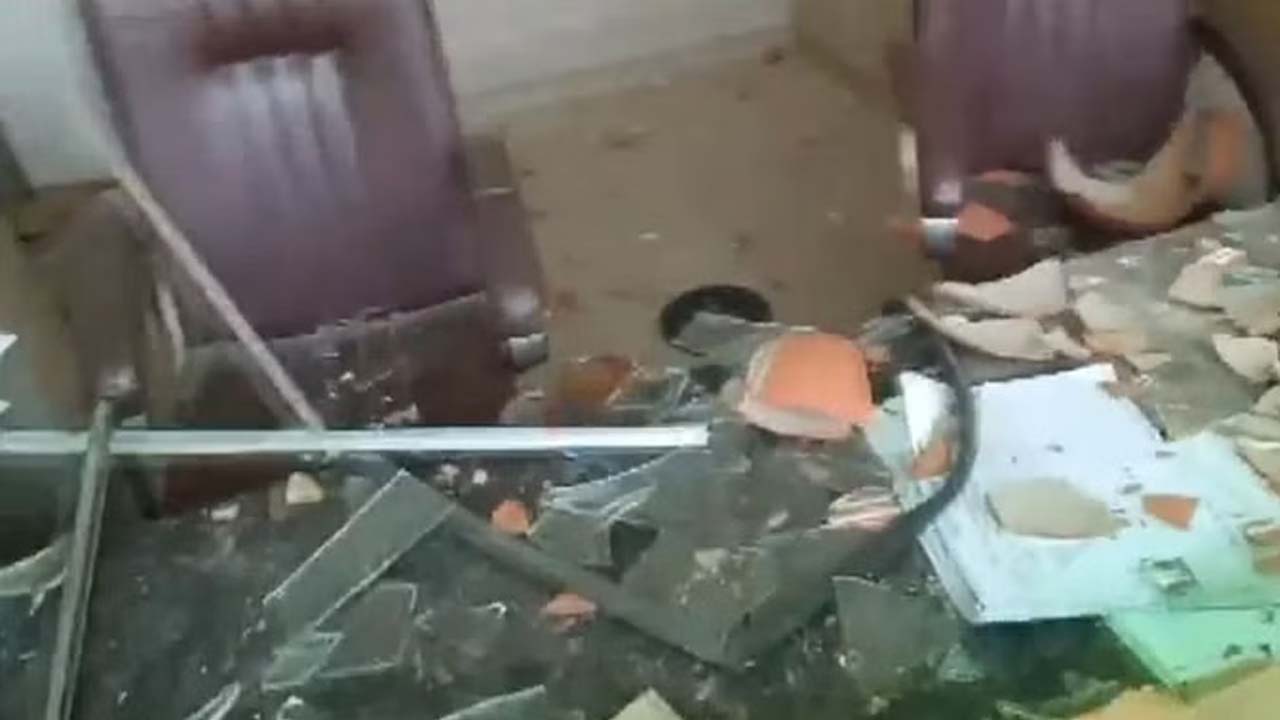 Delhi Water Crisis | ఢిల్లీలో నీటి సంక్షోభం.. జల్‌ బోర్డు వద్ద నిరసనలో ఉద్రికత్తత..!