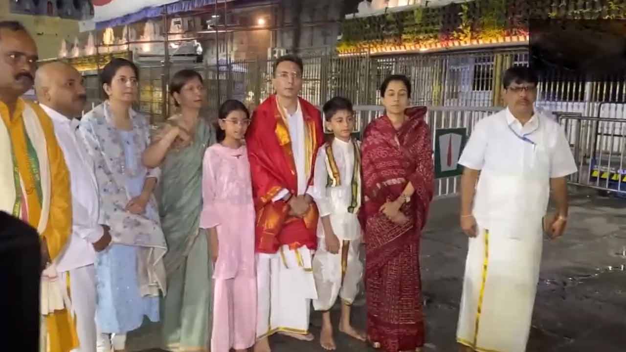 Jitin Prasada | కుటుంబసమేతంగా తిరుమల శ్రీవారిని దర్శించుకున్న కేంద్ర మంత్రి.. Video