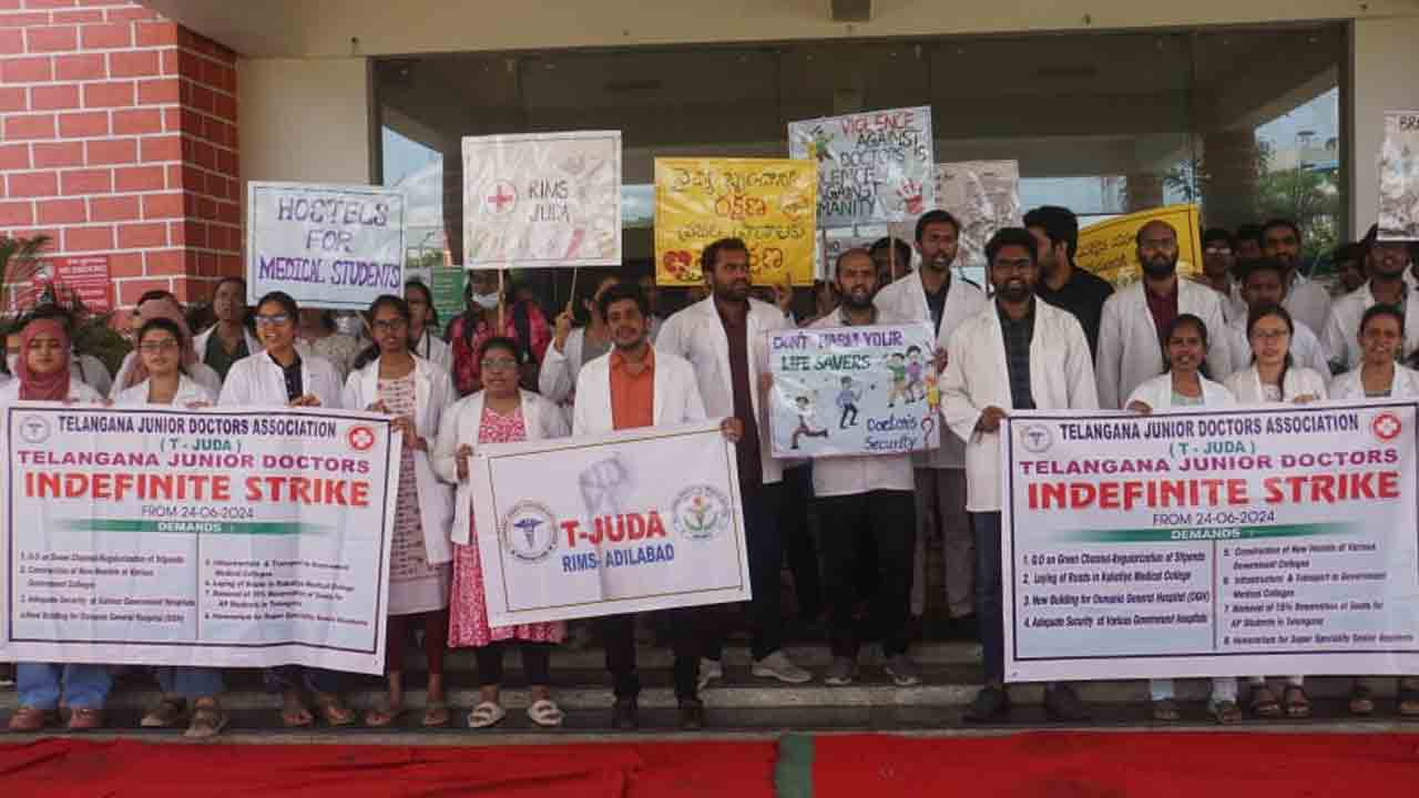 Junior Doctors Strike | రెండో రోజు.. రాష్ట్రవ్యాప్తంగా కొనసాగుతున్న జూనియర్‌ డాక్టర్ల సమ్మె