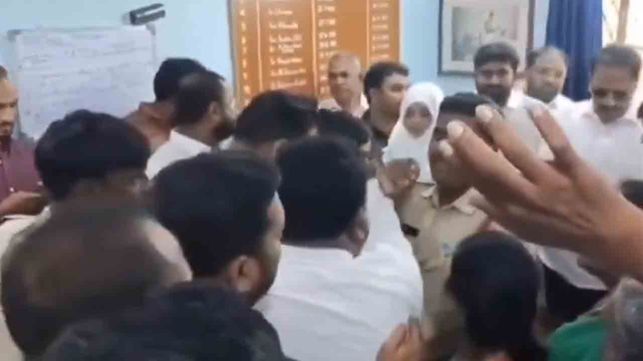 Hyderabad | ప్రొటోకాల్‌ రగడ.. జూబ్లీహిల్స్‌లో కల్యాణలక్ష్మి చెక్కుల పంపిణీ.. పొల్గొన్న కార్పొరేటర్‌ భార్య