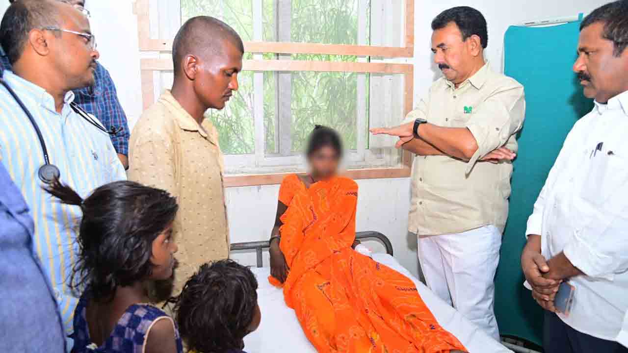 Minister Jupally Krishna Rao | ఈశ్వరమ్మను పరామర్శించిన మంత్రి జూపల్లి.. తక్షణ సాయంగా రూ.2 లక్షలు