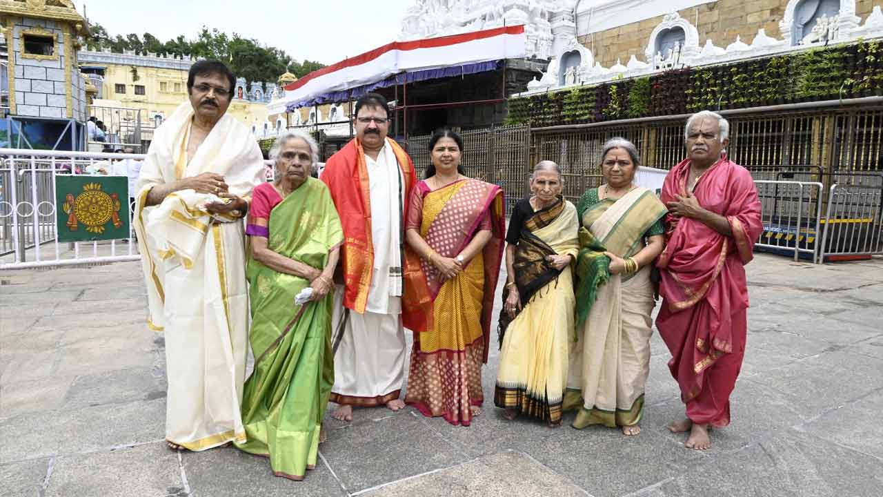 Tirupati | శ్రీవారిని దర్శించుకున్న మద్రాస్‌ హైకోర్టు జడ్జి నాగార్జున, నమస్తే తెలంగాణ వీపీ చిరంజీవి