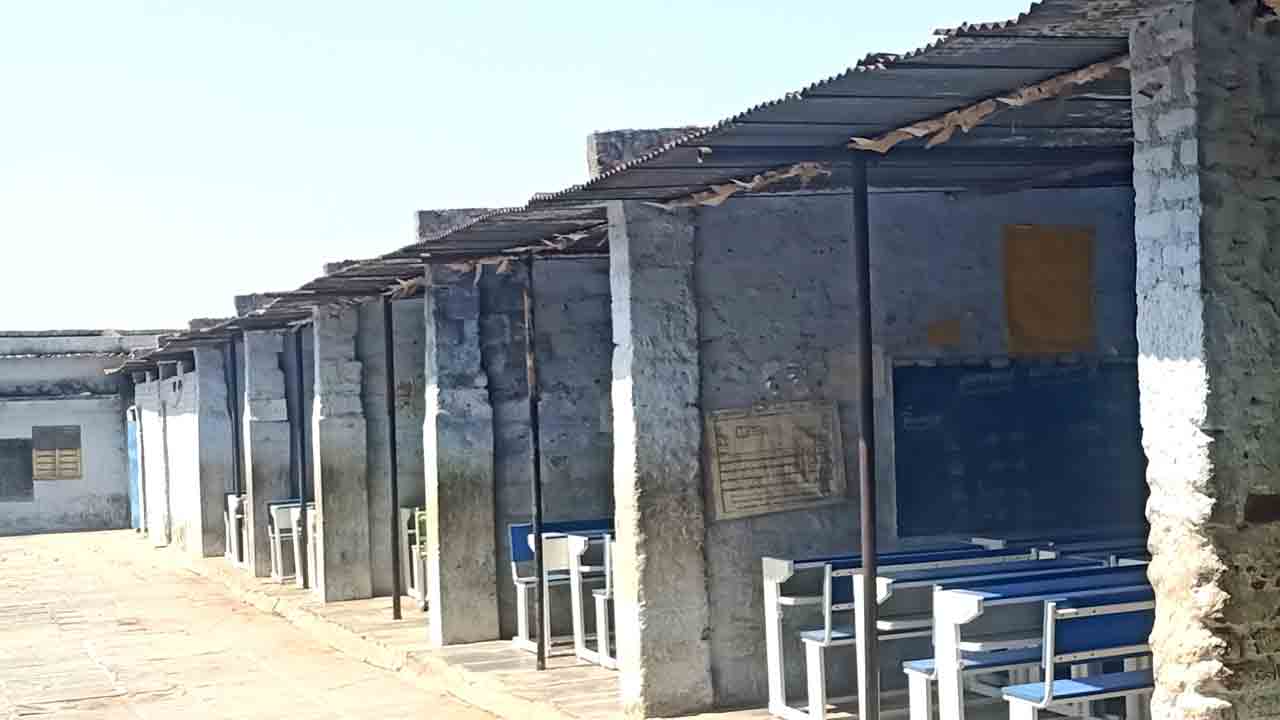 ఎన్నాళ్లు రేకుల షెడ్డులో చదువులు