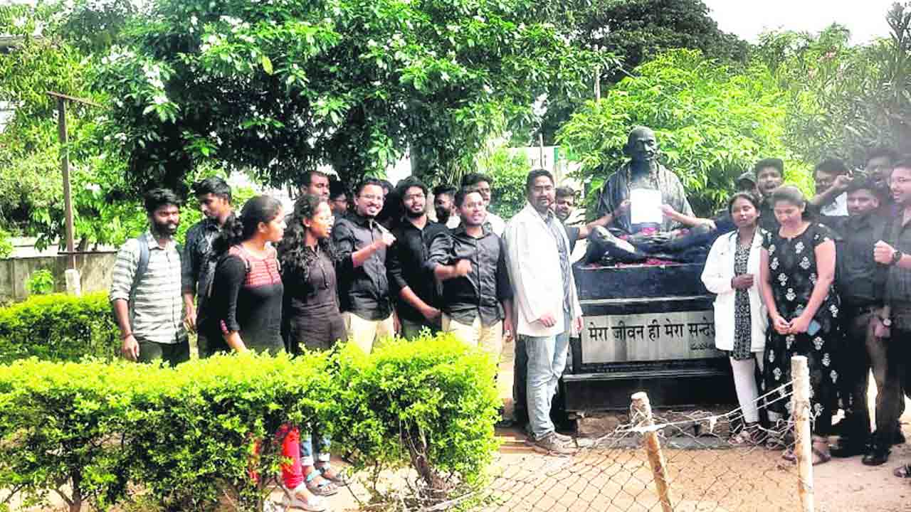 డిమాండ్లు నెరవేర్చాలని జూడాల నిరసన