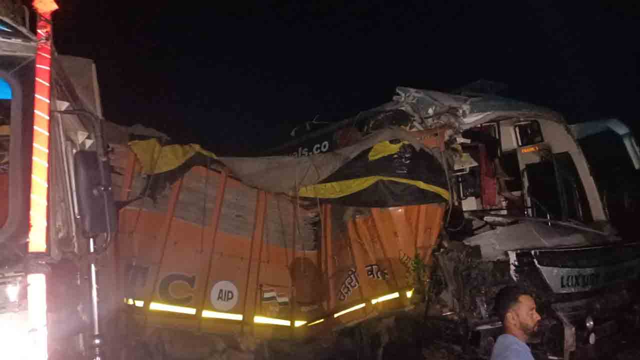 Kamareddy | లారీని ఢీకొట్టిన ప్రైవేటు బస్సు.. వ్యక్తి మృతి, 20 మందికి గాయాలు