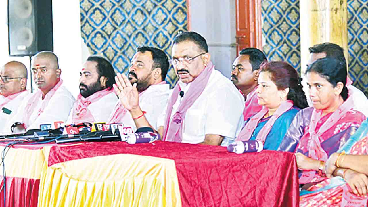 జిల్లా ఇన్‌చార్జి మంత్రి ఎవరు?