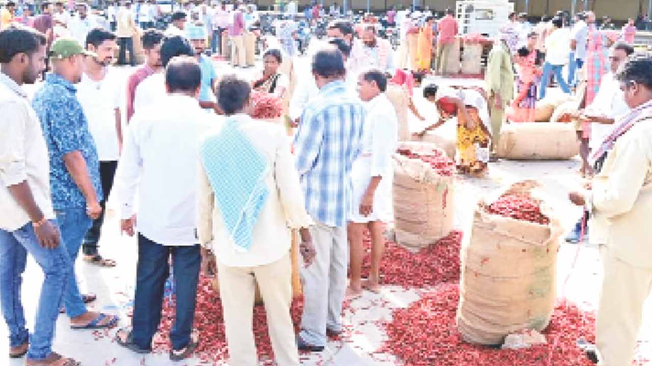 మార్కెట్‌లో క్రయవిక్రయాలు షురూ..