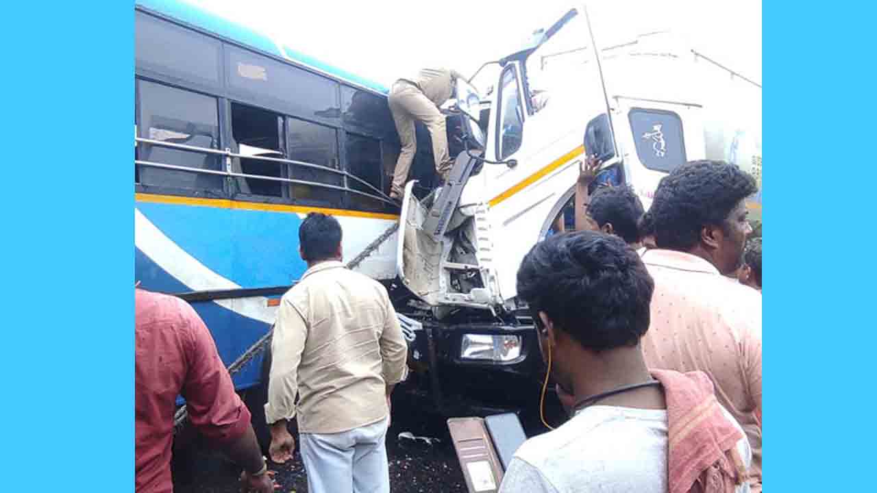 Road Accident | ఆర్టీసీ బస్సును ఢీకొట్టిన ఆయిల్‌ ట్యాంకర్‌..