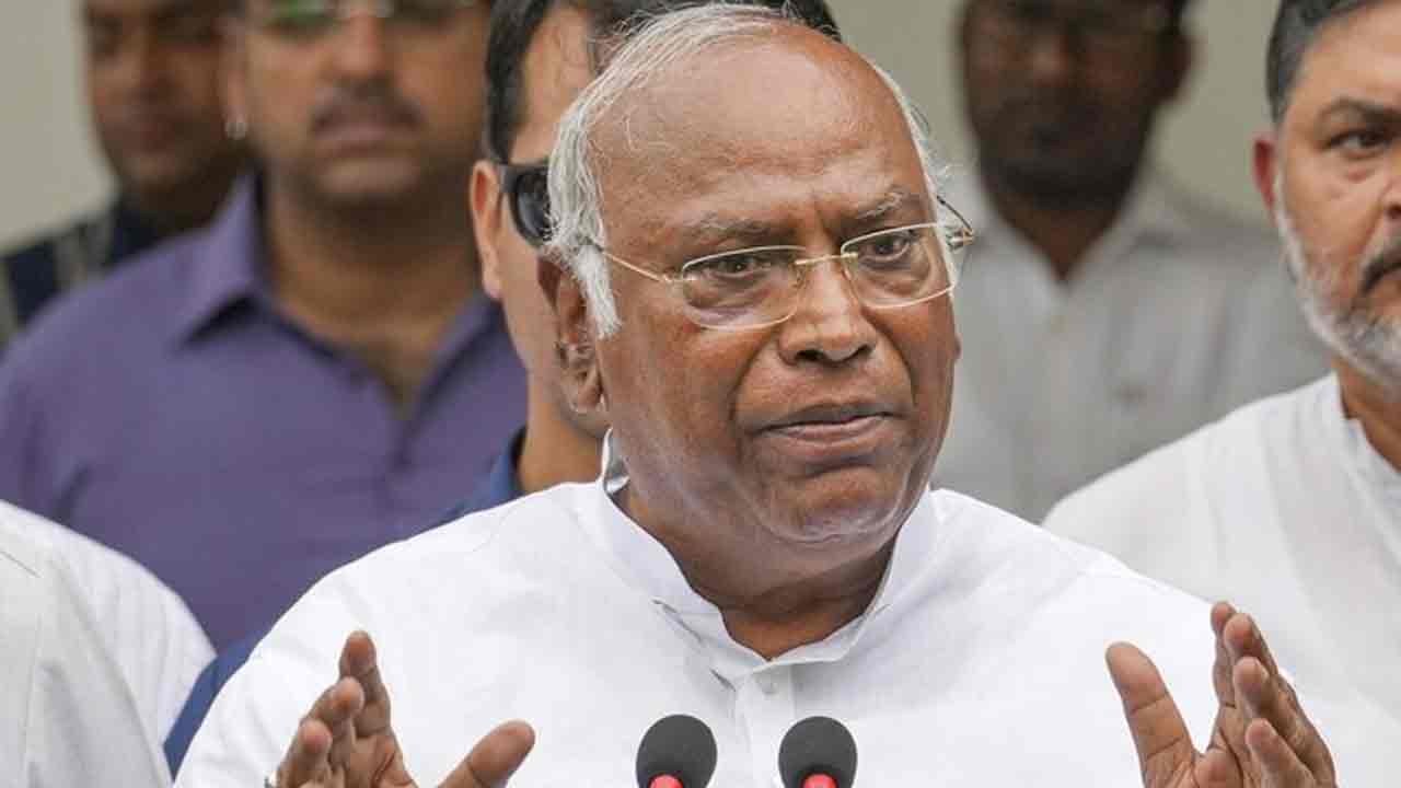Mallikarjun Kharge | ఎన్డీయే ప్రభుత్వం ఏక్షణంలోనైనా పడిపోవచ్చు.. ఏఐసీసీ చీఫ్‌ మల్లికార్జున ఖర్గే