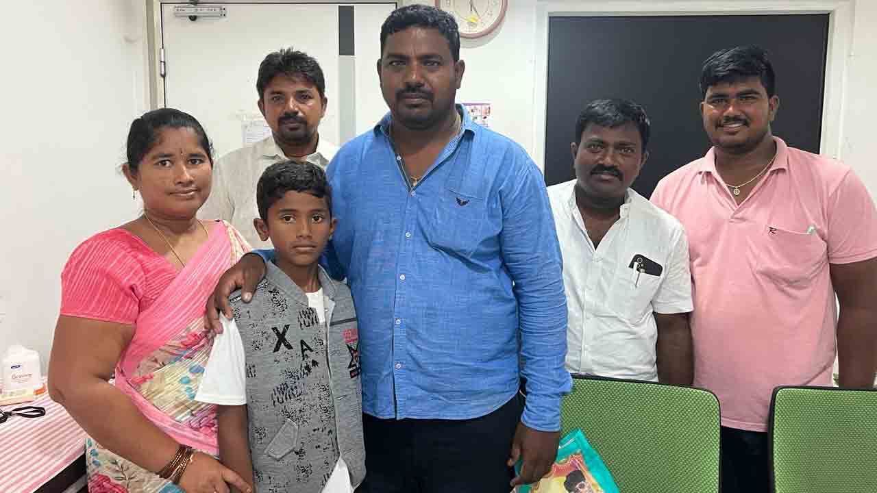 KIMS Saveera Doctors | పాముకాటును గుర్తించని తల్లిదండ్రులు.. బాలుడి ప్రాణాలు కాపాడిన కిమ్స్ సవీర వైద్యులు