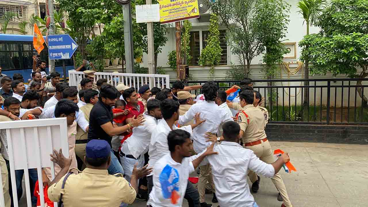 Kishan Reddy | కేంద్ర మంత్రి కిషన్‌రెడ్డి ఇంటి వద్ద ఉద్రిక్తత.. నీట్‌ పరీక్ష రద్దు చేయాలంటూ విద్యార్థి సంఘాల ఆందోళన