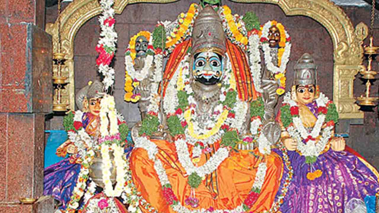 మల్లన్న ఆలయ ఉద్యోగుల డిష్యుం డిష్యుం