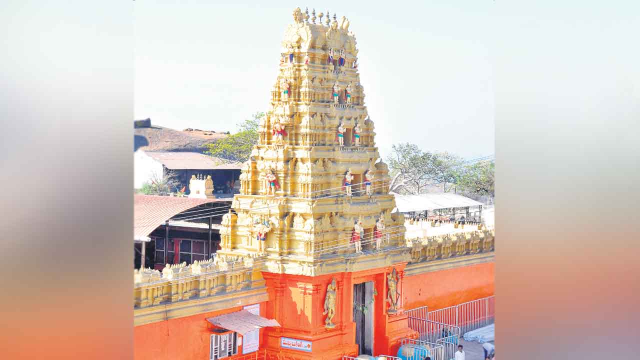 అంజన్న ఆలయ పర్యవేక్షకులపై చర్యలు!