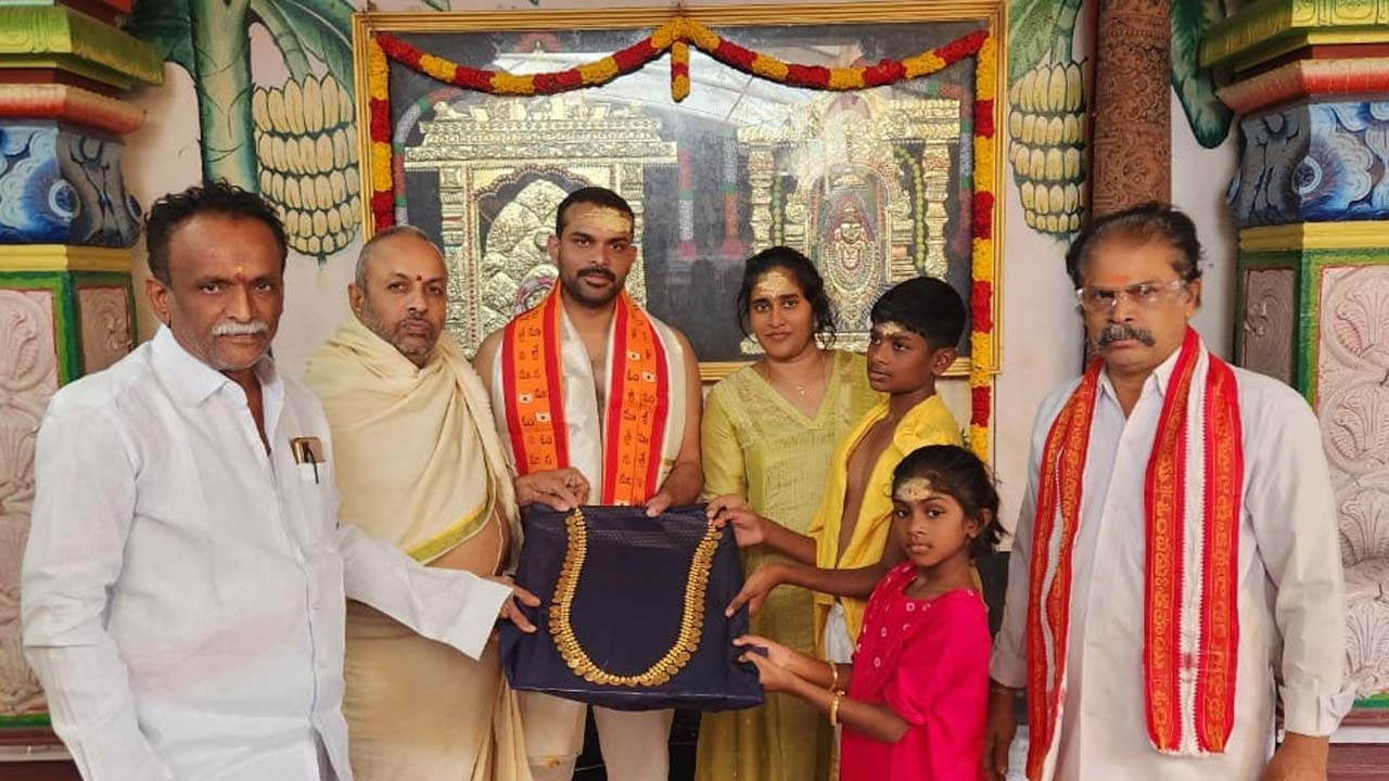 Srisailam | శ్రీశైలం భ్రమరాంబ అమ్మవారికి లక్ష్మీ కాసులహారం