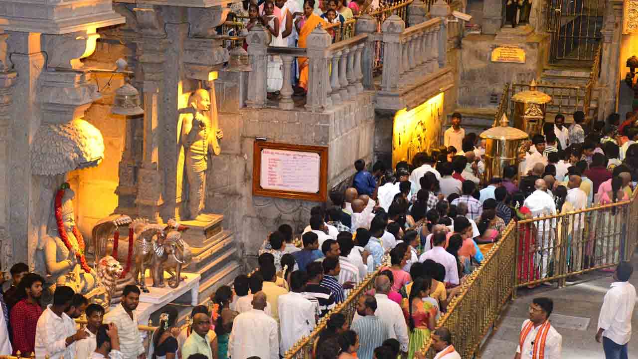 యాదగిరిగుట్టలో భక్తజన సందోహం