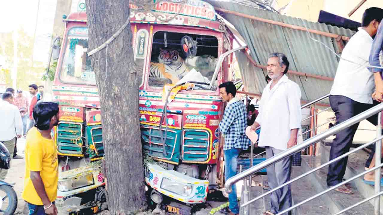 మద్యం మత్తు.. లారీ బీభత్సం