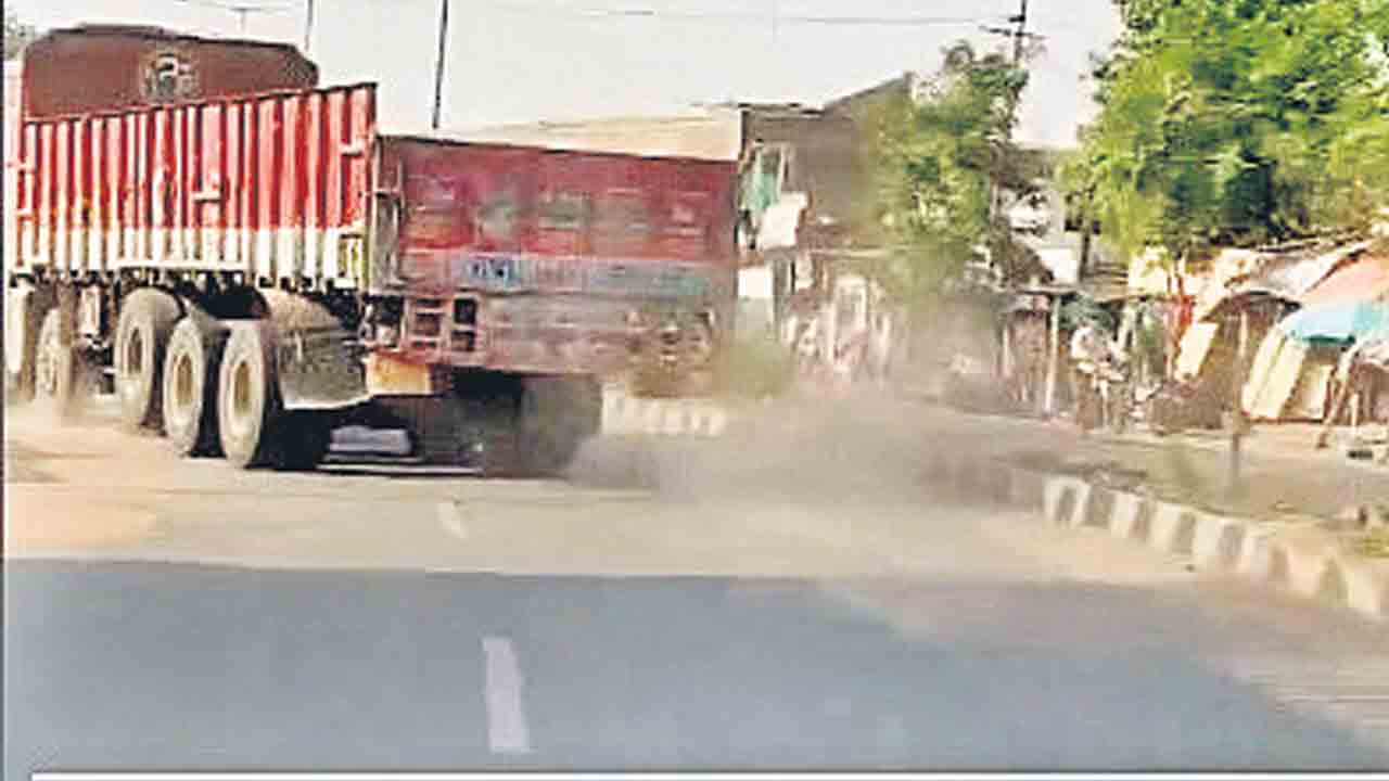 లారీ బీభత్సం.. నిర్లక్ష్యమే అసలు కారణం!