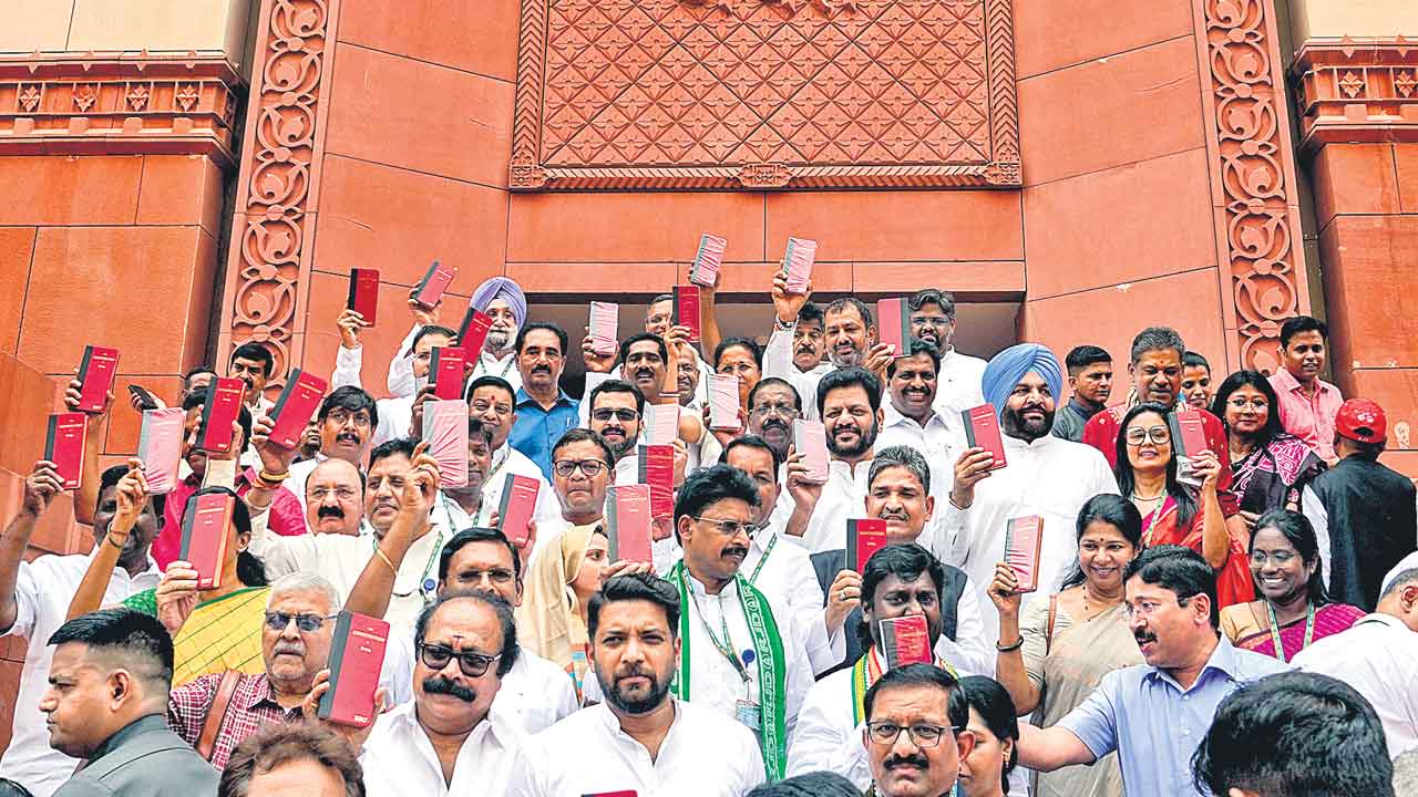 ఎమర్జెన్సీపై వాగ్యుద్ధం