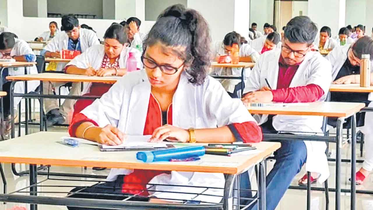 MBBS | కోట్లుంటేనే తెల్ల కోటు!